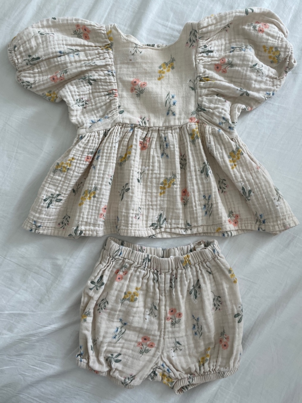 H&M Girls Floral Puff-Sleeve Baby Top & Shorts Set Size 3T